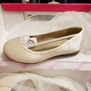 Girls Ivory Dress shoe Size 9